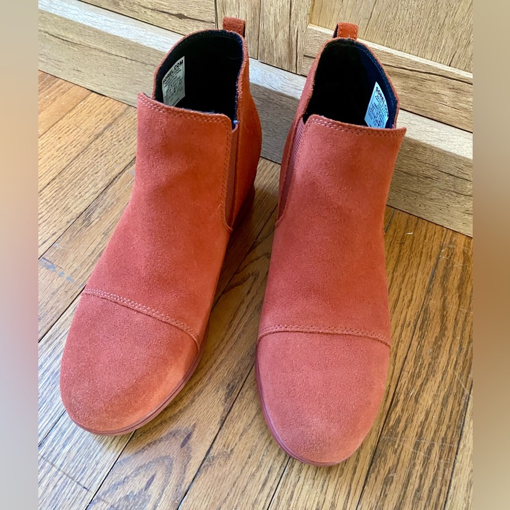 Size 9.5 Sorel evie waterproof wedge pull on suede bootie orange